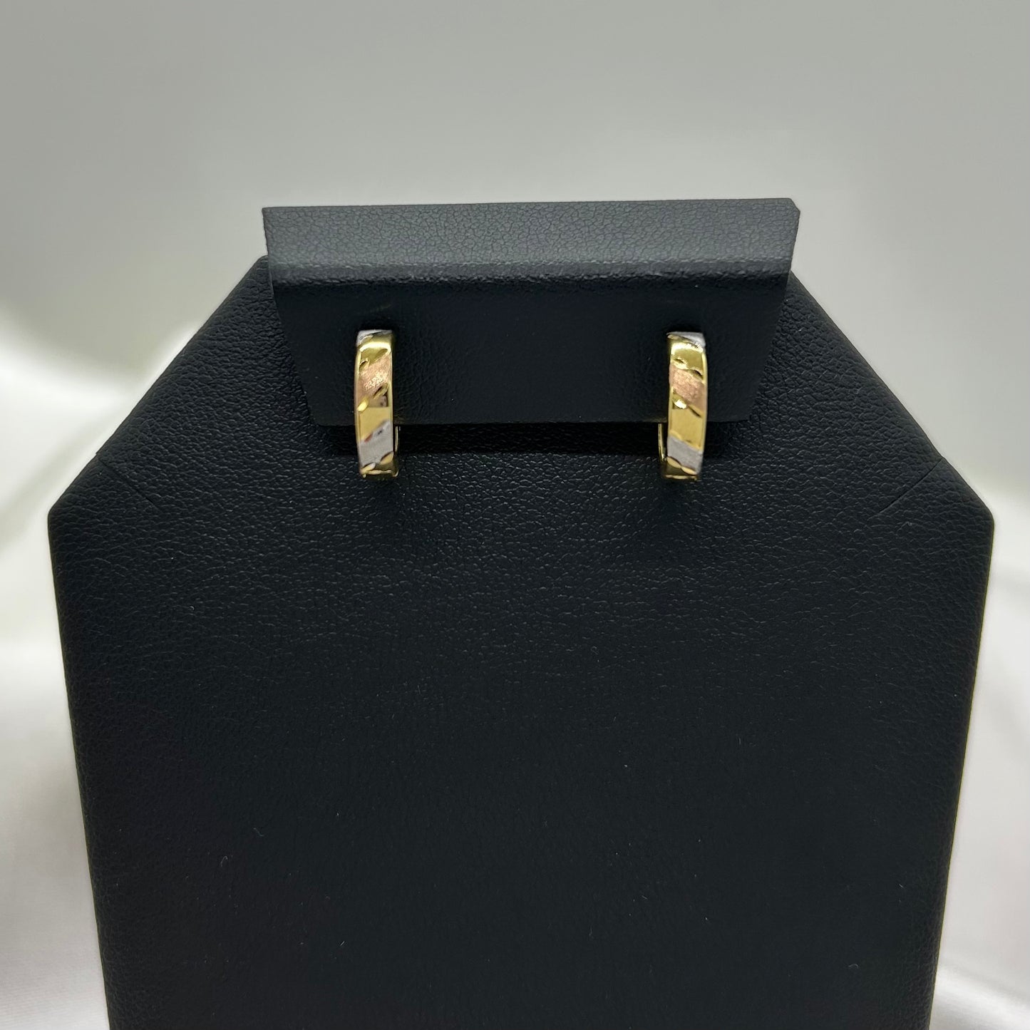 Huggies Circulares Diamantadas con líneas en Tres Oros de 14K