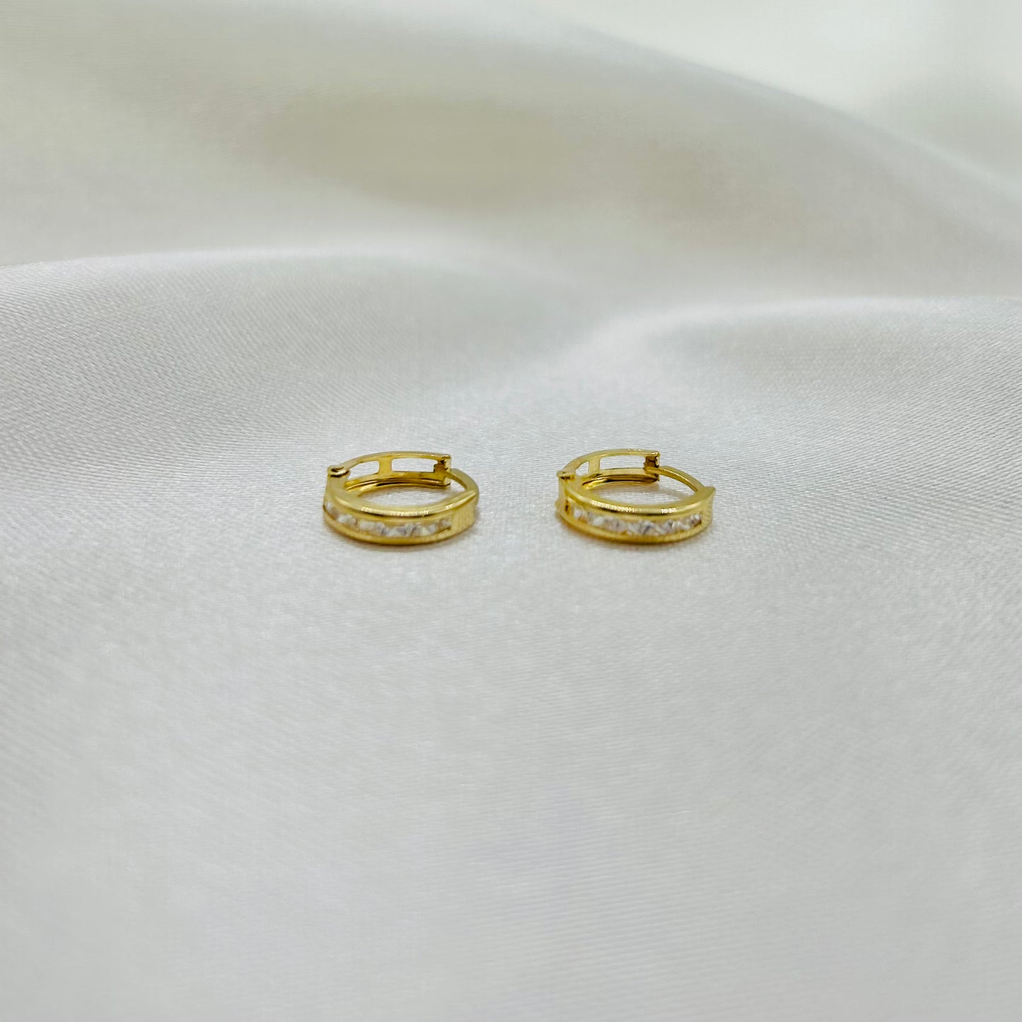 Huggies con Zirconias de 14K