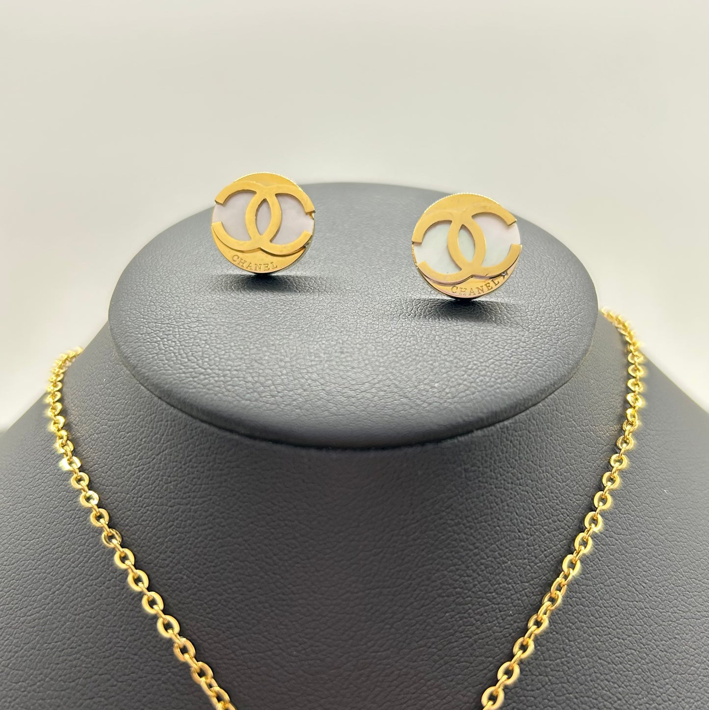 Conjunto Collar y Aretes Coco Chanel de Acero Inoxidable