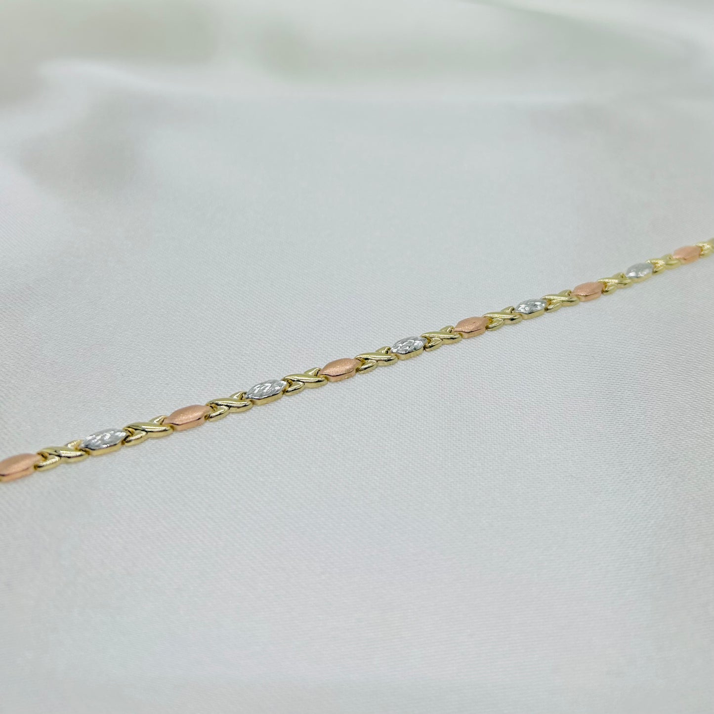 Pulsera con Diseño en Tres Oros 10K