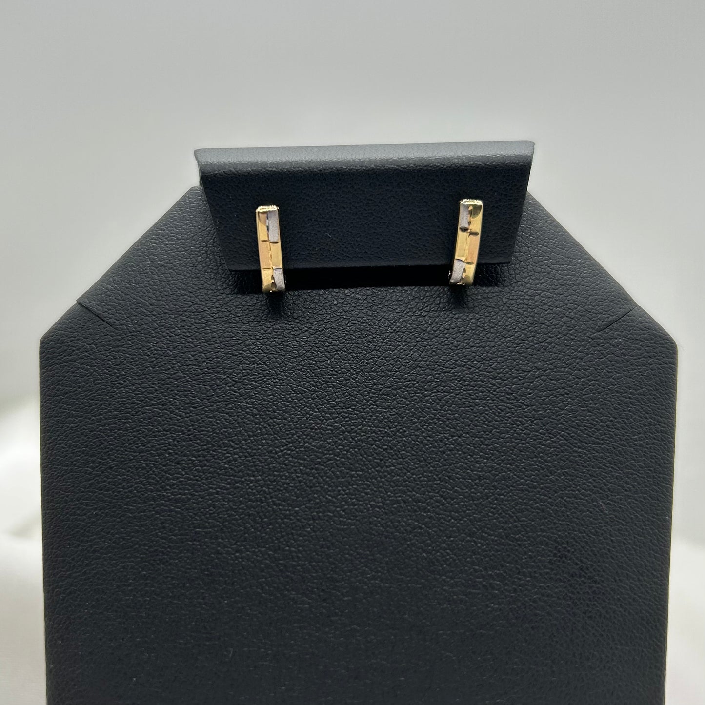 Huggies de Triángulo Diamantadas en Tres Oros de 14K