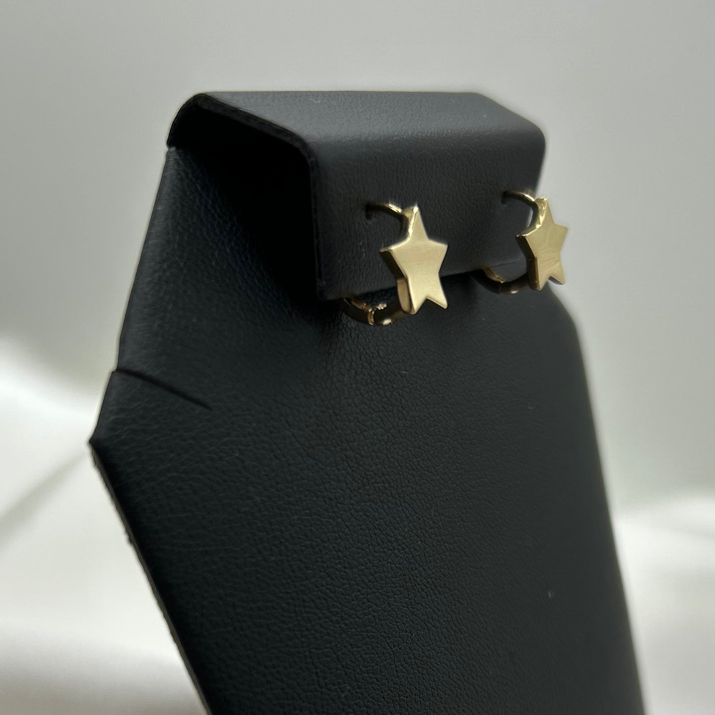 Huggies de Estrella en Oro de 14K