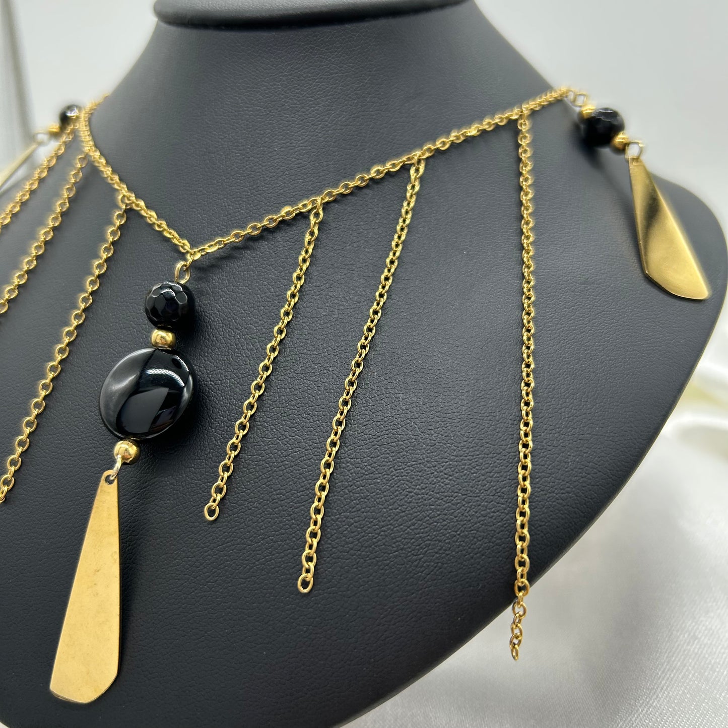 Conjunto Collar y Aretes de Piedras Negras Colgantes de Acero Inoxidable