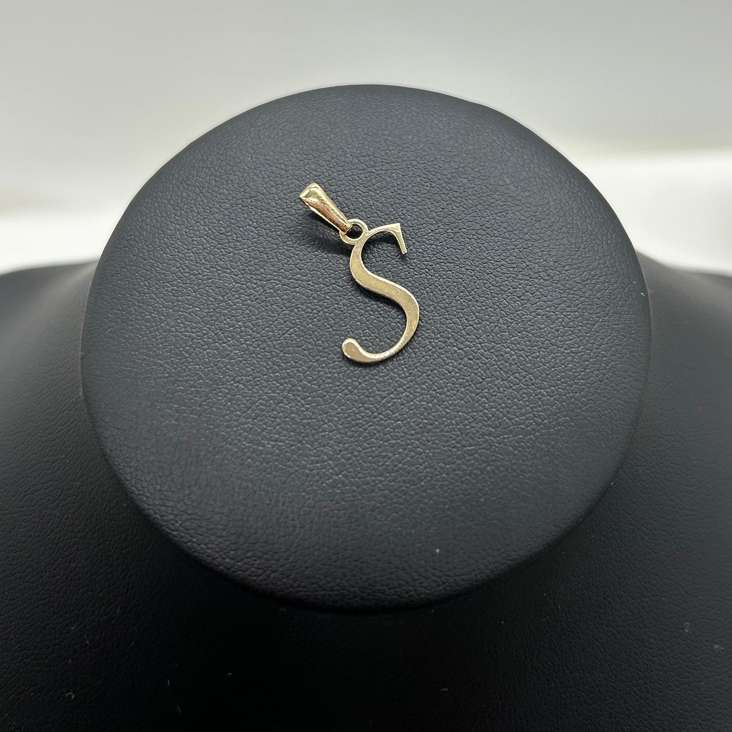 Dije de Letra Liso Oro 14K