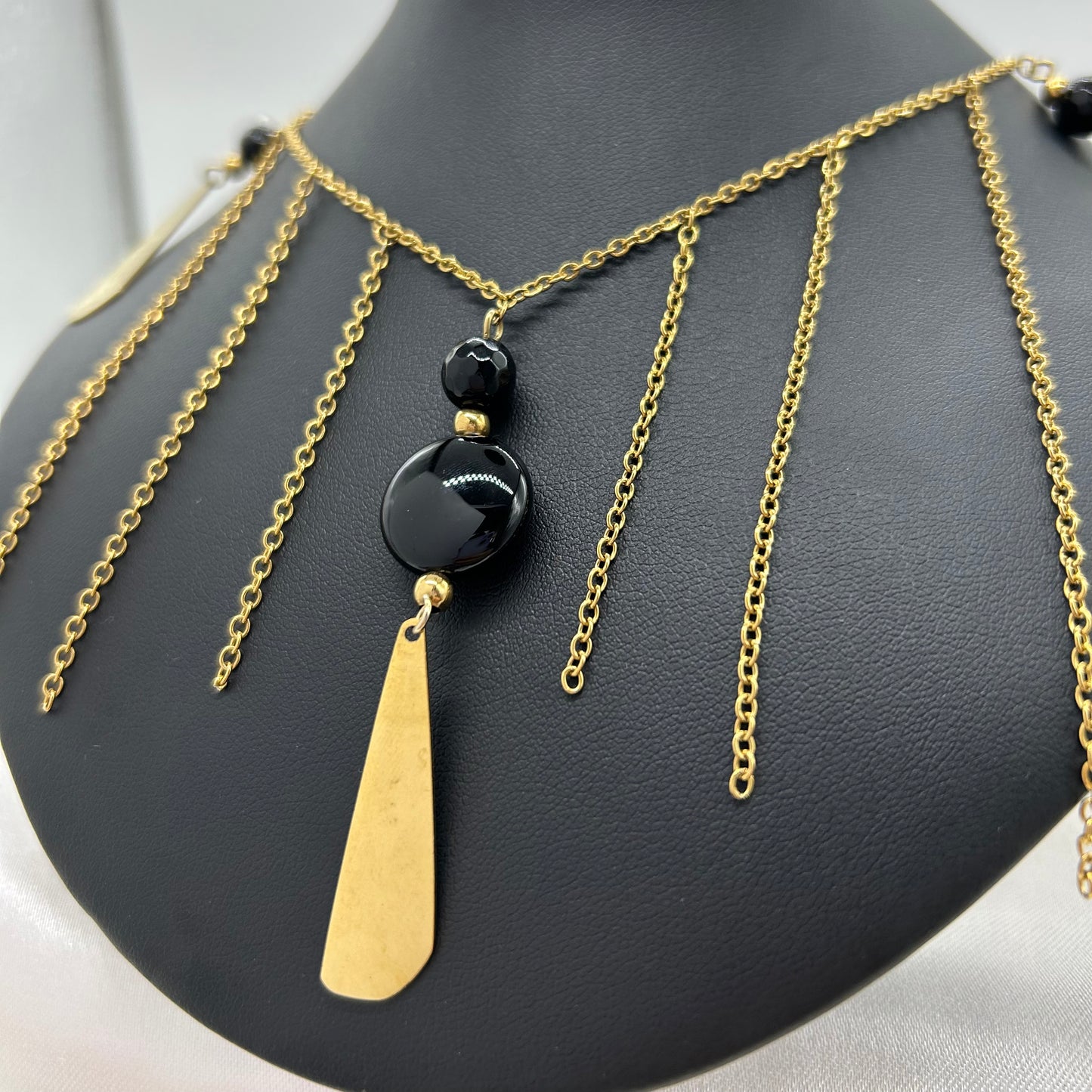 Conjunto Collar y Aretes de Piedras Negras Colgantes de Acero Inoxidable