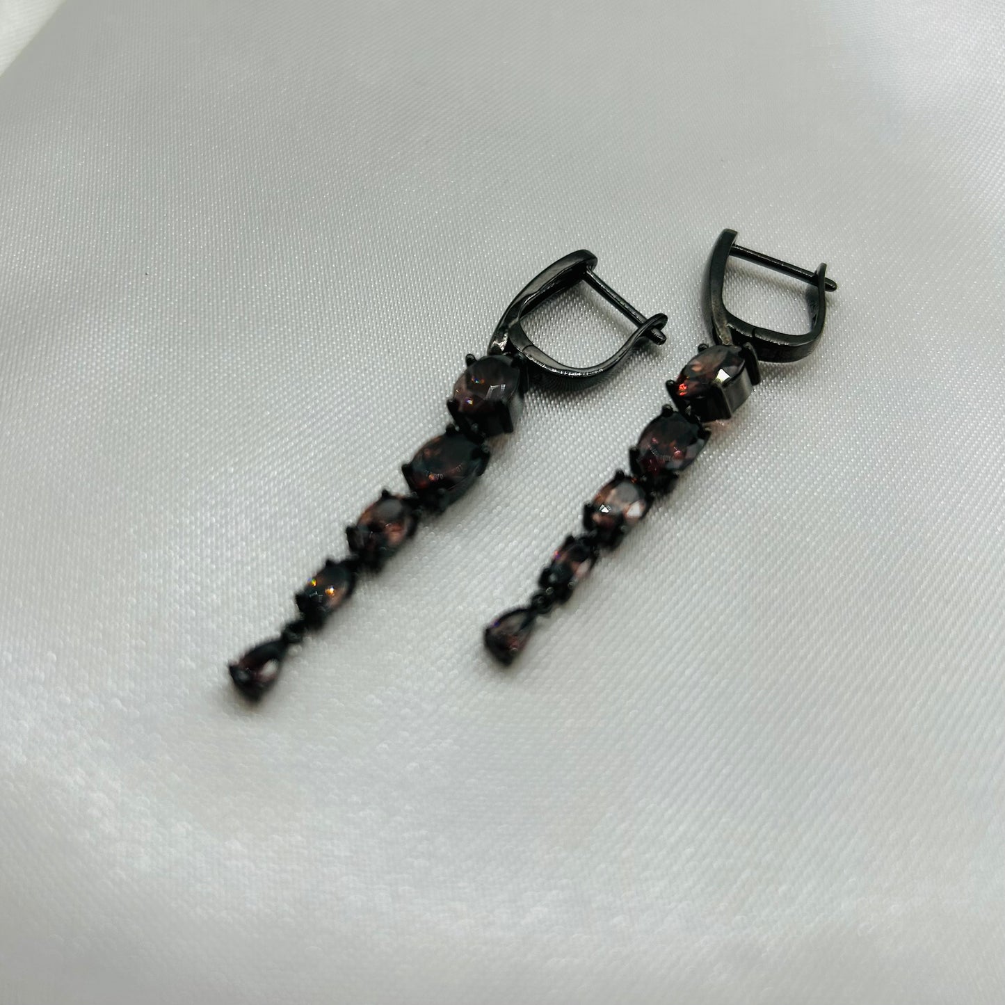 Aretes Largos de Plata Pavonada y Piedras de Cristal