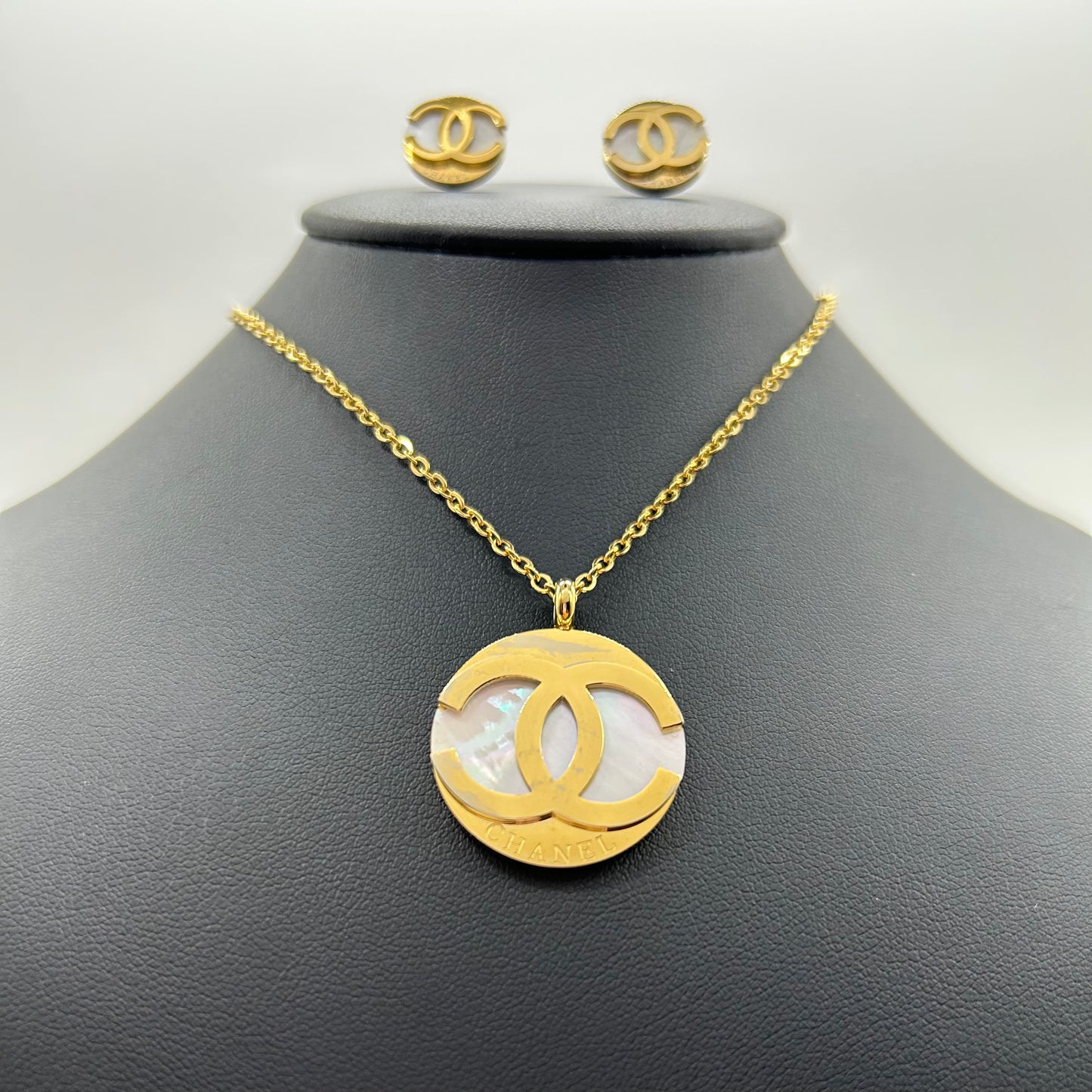 Conjunto Collar y Aretes Coco Chanel de Acero Inoxidable