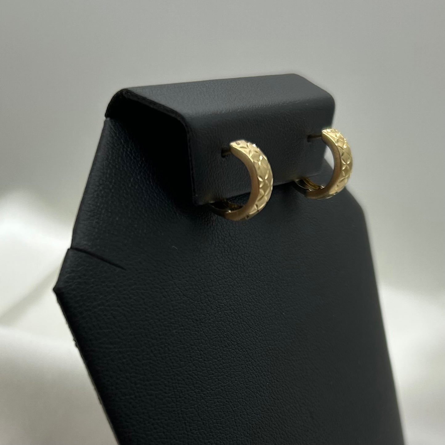 Huggies con Detalles Diamantados en Oro 14K