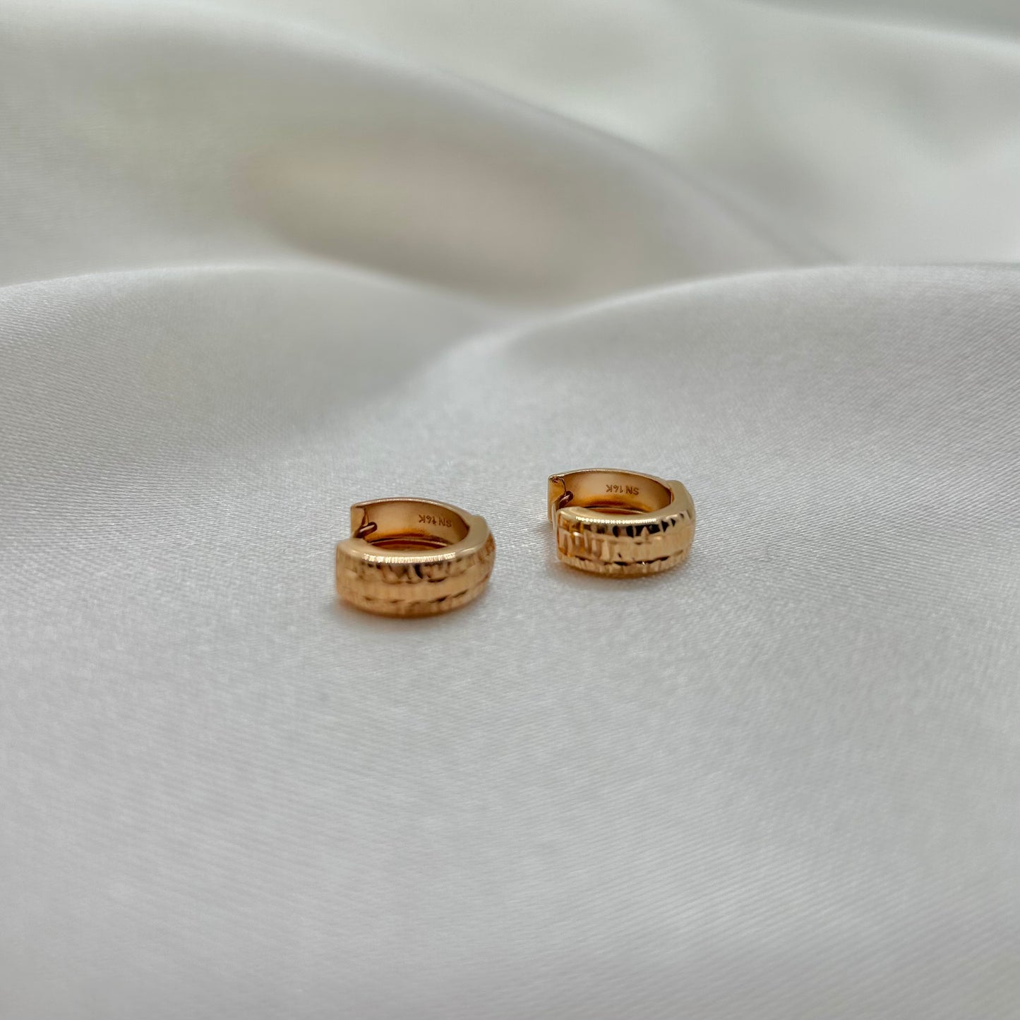 Huggies con Diseño de Oro Rosado de 14K