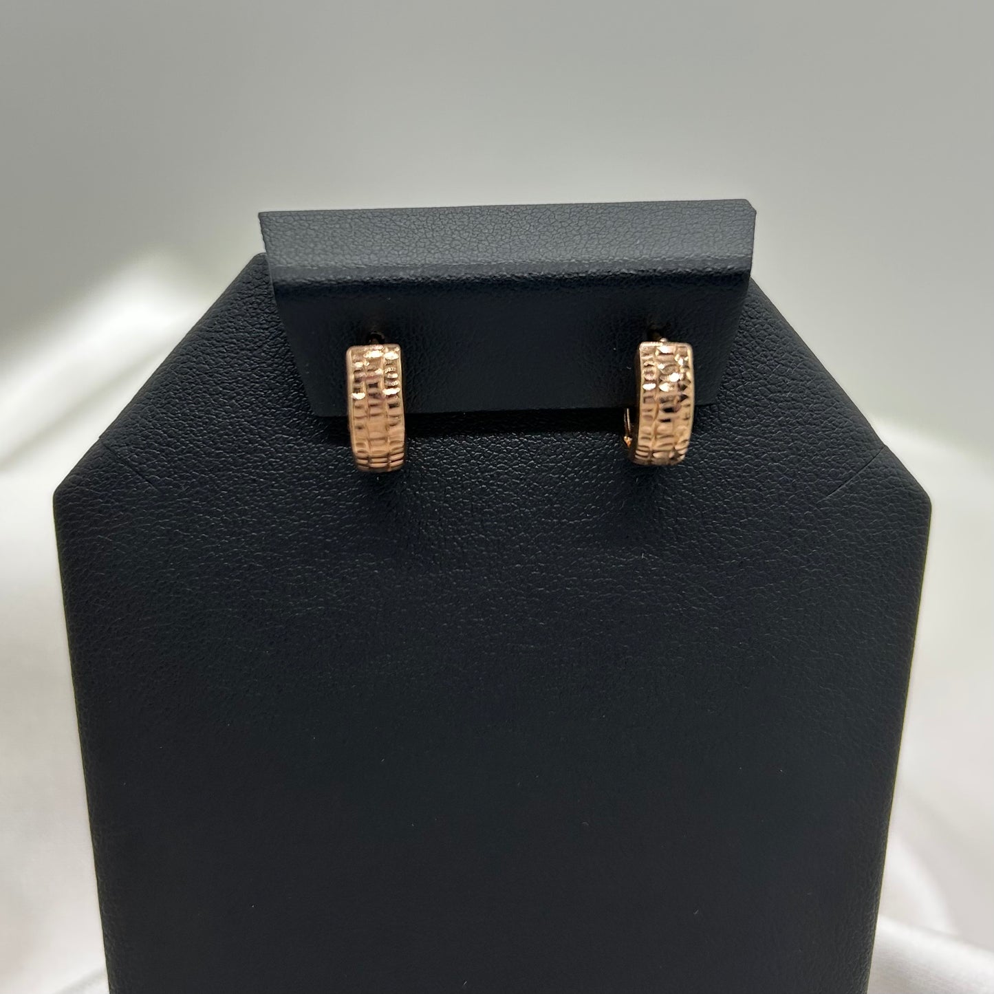 Huggies con Diseño de Oro Rosado de 14K