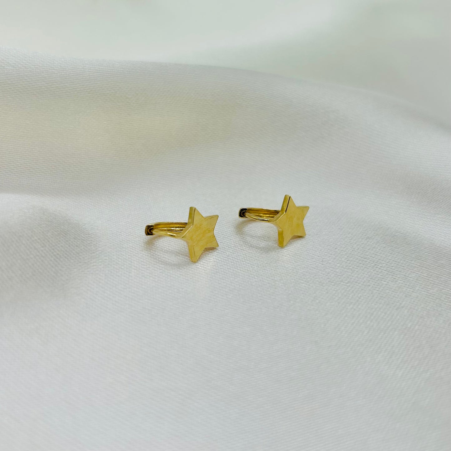Huggies de Estrella en Oro de 14K