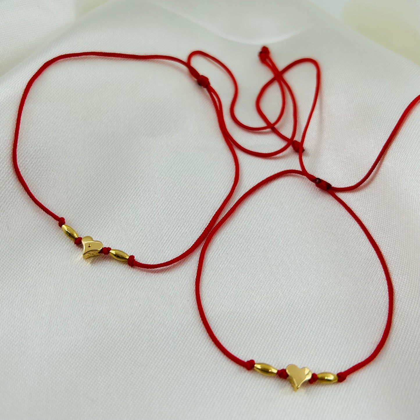Par de Pulseras Rojas Tejidas con Corazón