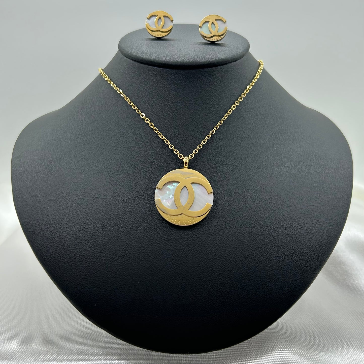 Conjunto Collar y Aretes Coco Chanel de Acero Inoxidable