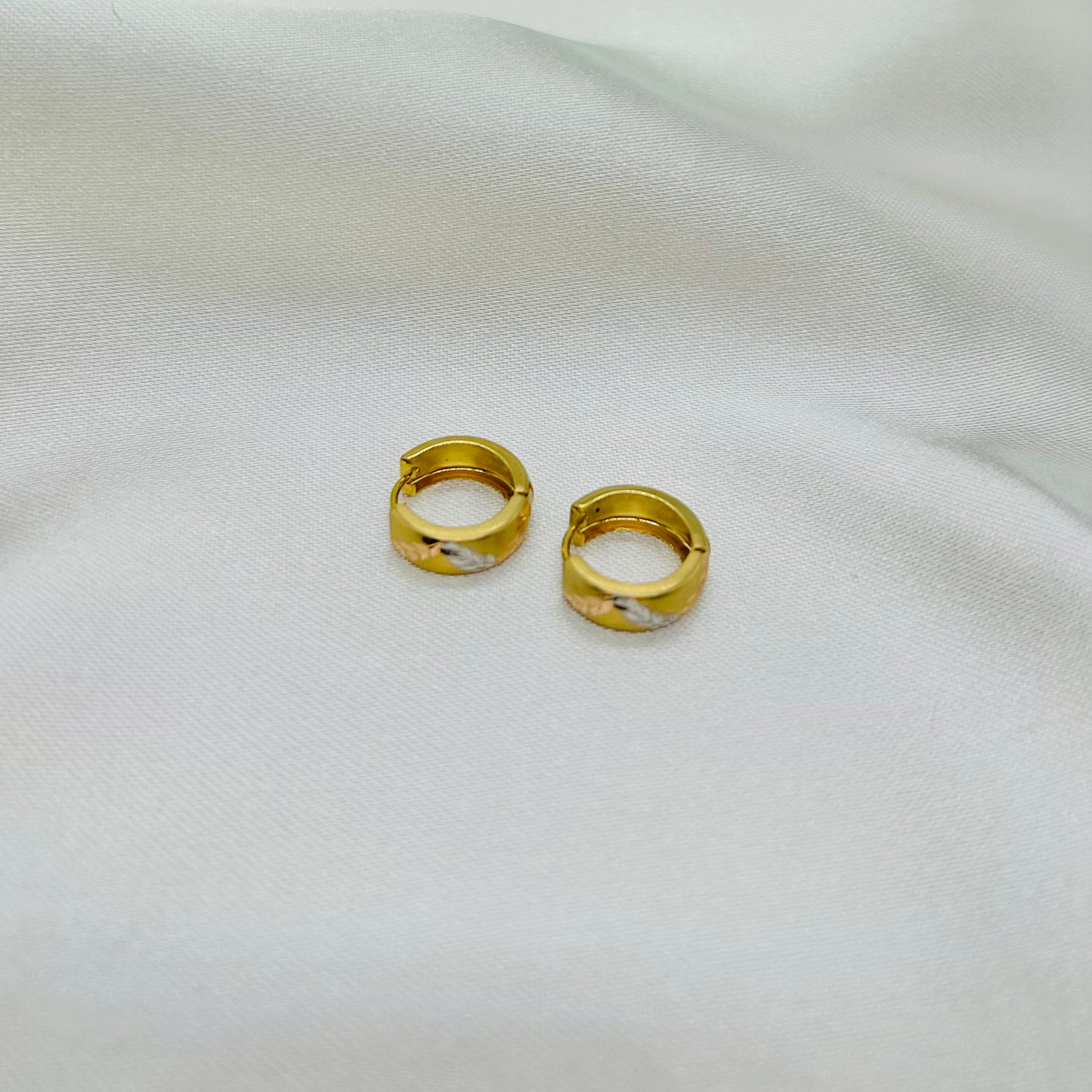 Huggies con Detalles de Hojas en Tres Oros 14K