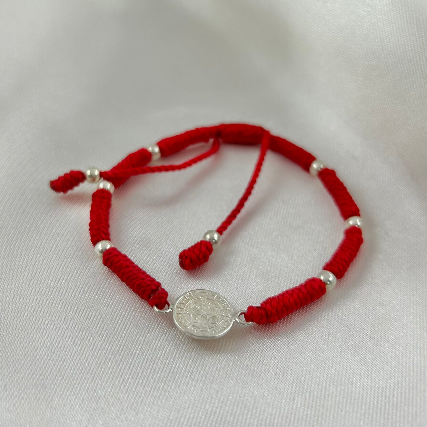 Pulsera Roja Tejida de Protección con Medalla de San Benito y Bolitas de Plata