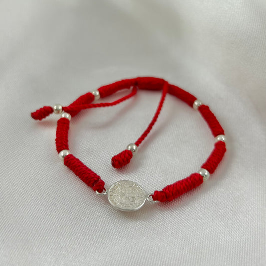 Pulsera Roja Tejida de Protección con Medalla de San Benito y Bolitas de Plata