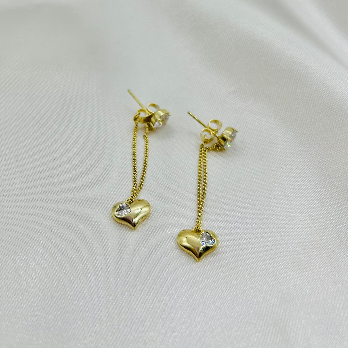 Aretes Largos de Corazón con Zirconia de Oro Laminado