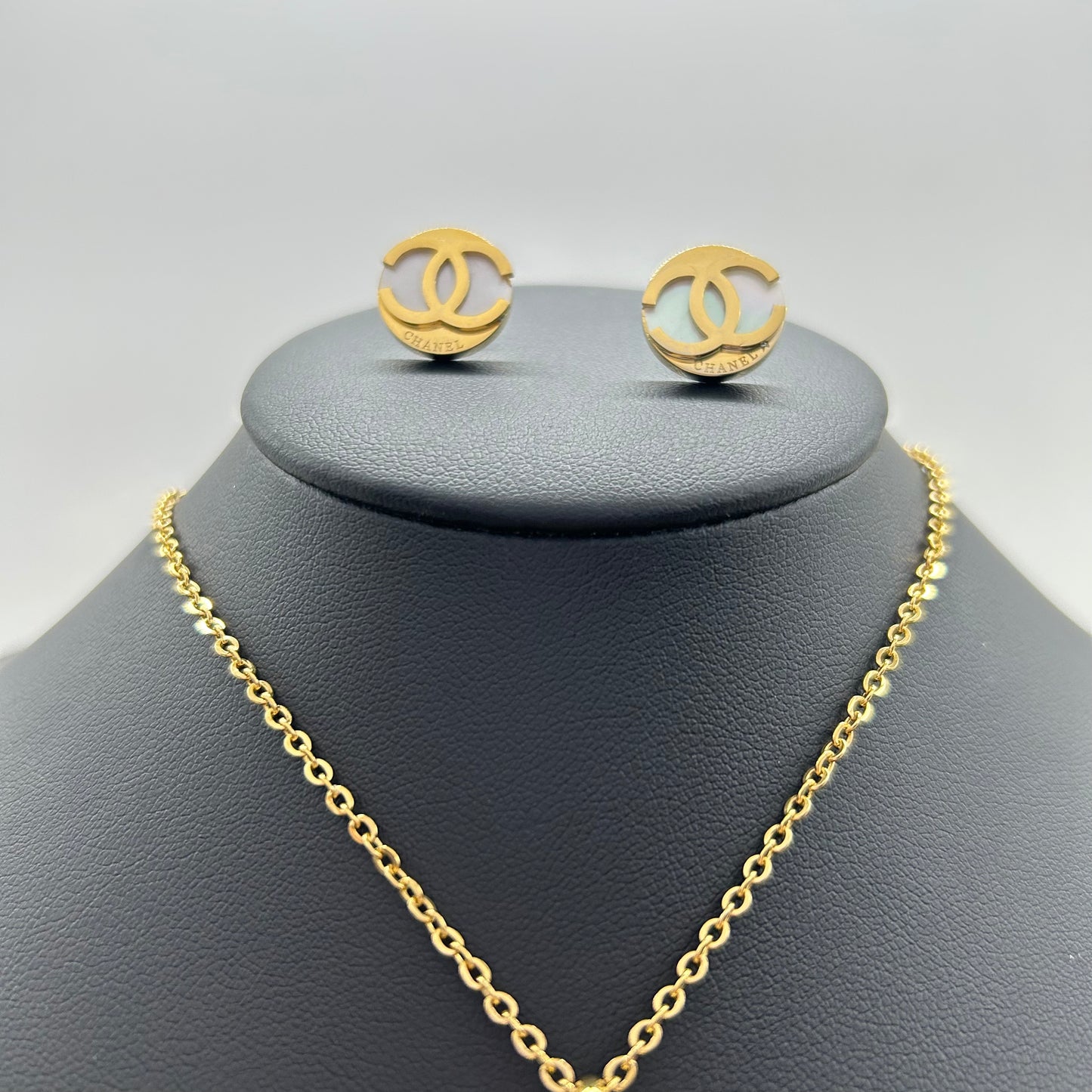 Conjunto Collar y Aretes Coco Chanel de Acero Inoxidable