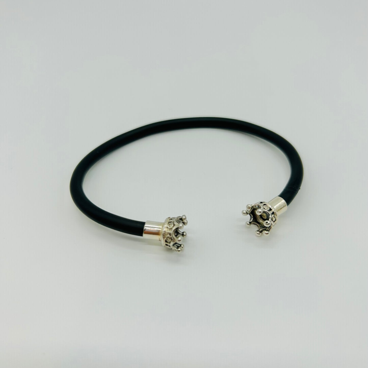 Pulsera Rígida con Coronas de Plata