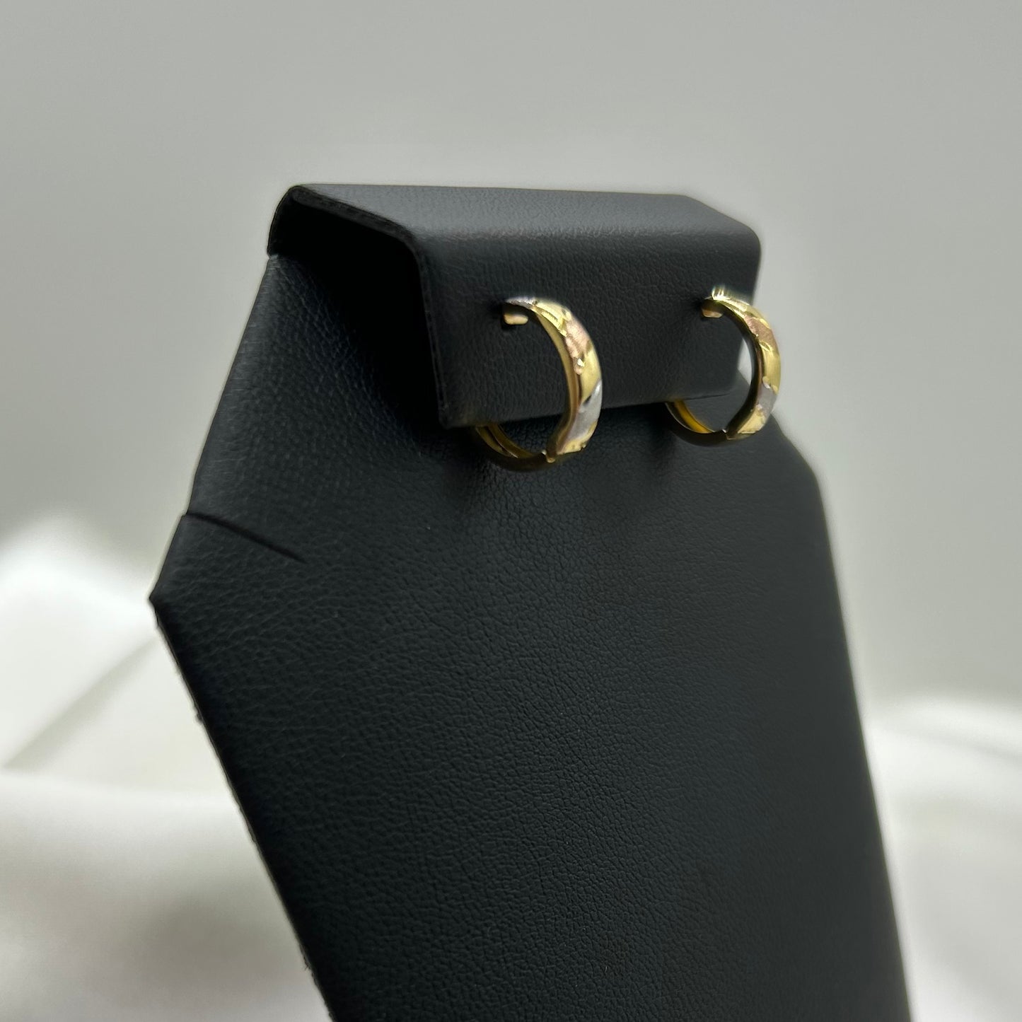 Huggies Circulares Diamantadas con líneas en Tres Oros de 14K