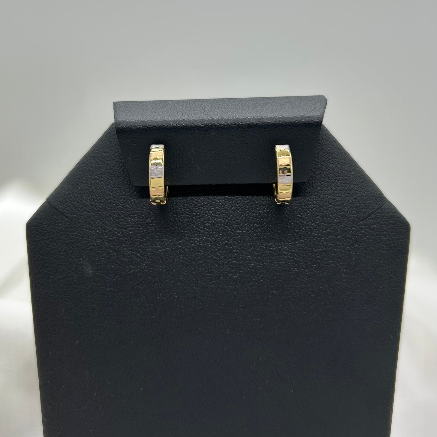 Huggies Diamantadas de Líneas en Tres Oros de 14K