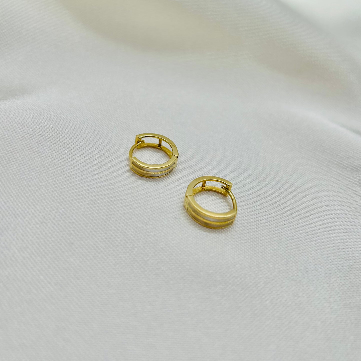 Huggies con Piedra de Concha Nacar en Oro 14K