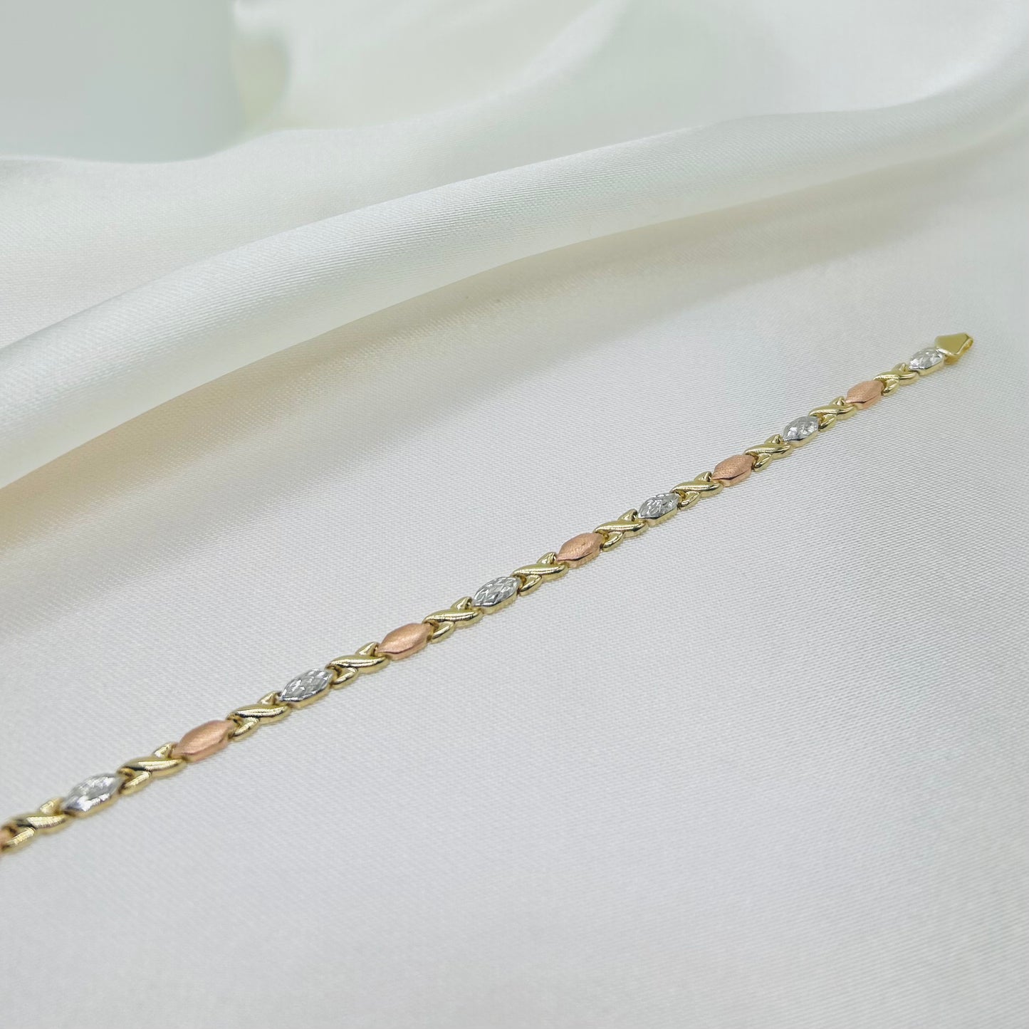 Pulsera con Diseño en Tres Oros 10K