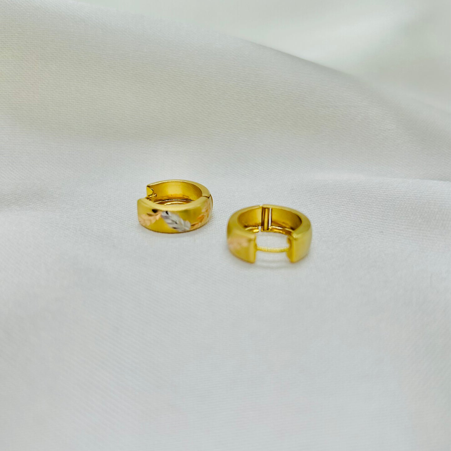 Huggies con Detalles de Hojas en Tres Oros 14K