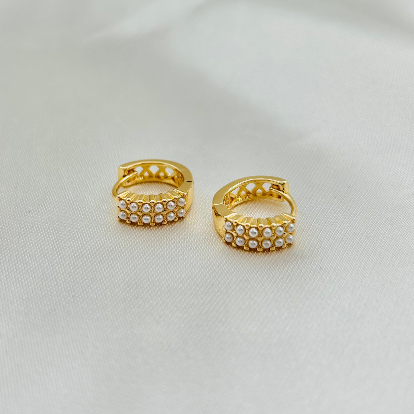 Huggies con Detalle de Perlas de Oro Laminado