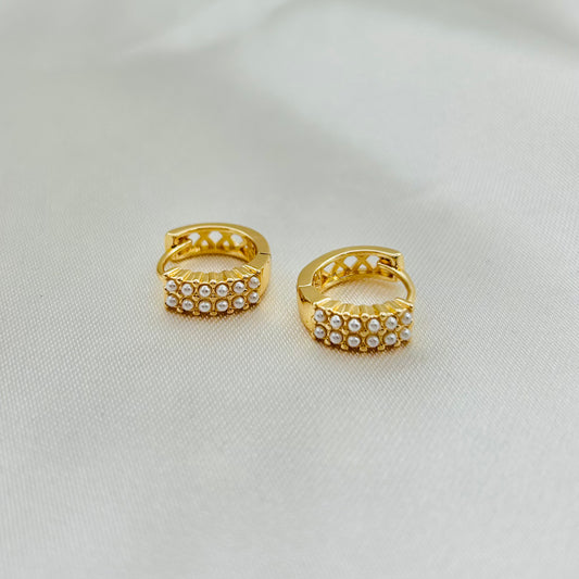 Huggies con Detalle de Perlas de Oro Laminado