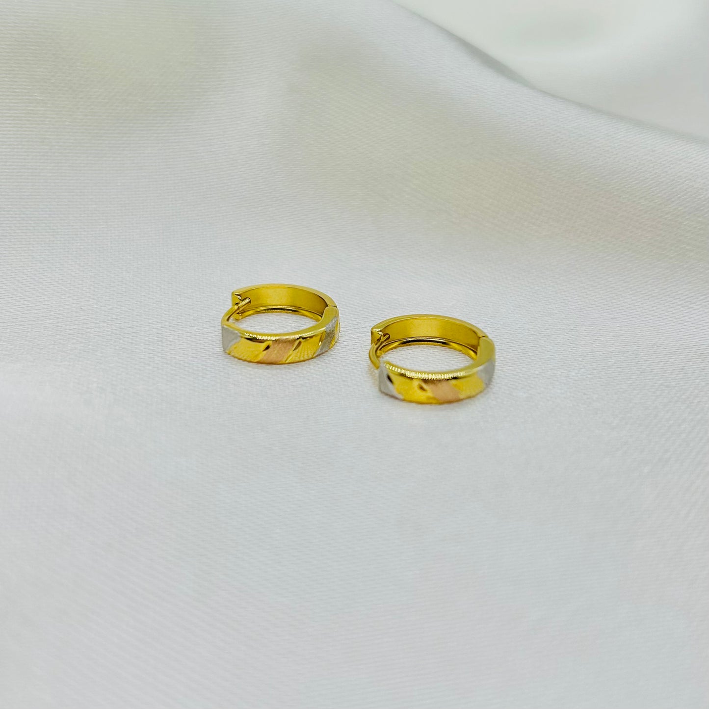 Huggies Circulares Diamantadas con líneas en Tres Oros de 14K