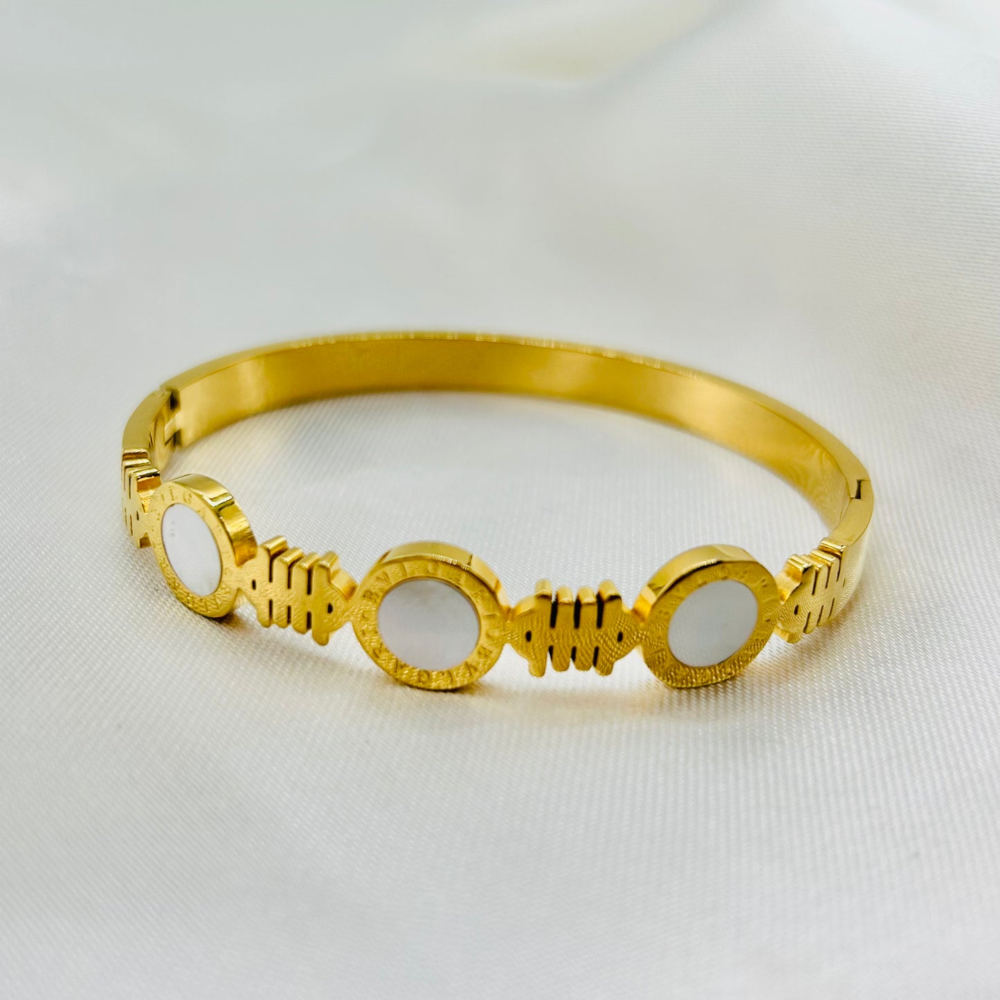 Pulsera Rígida Bvlgari de Acero Inoxidable y Concha Nácar