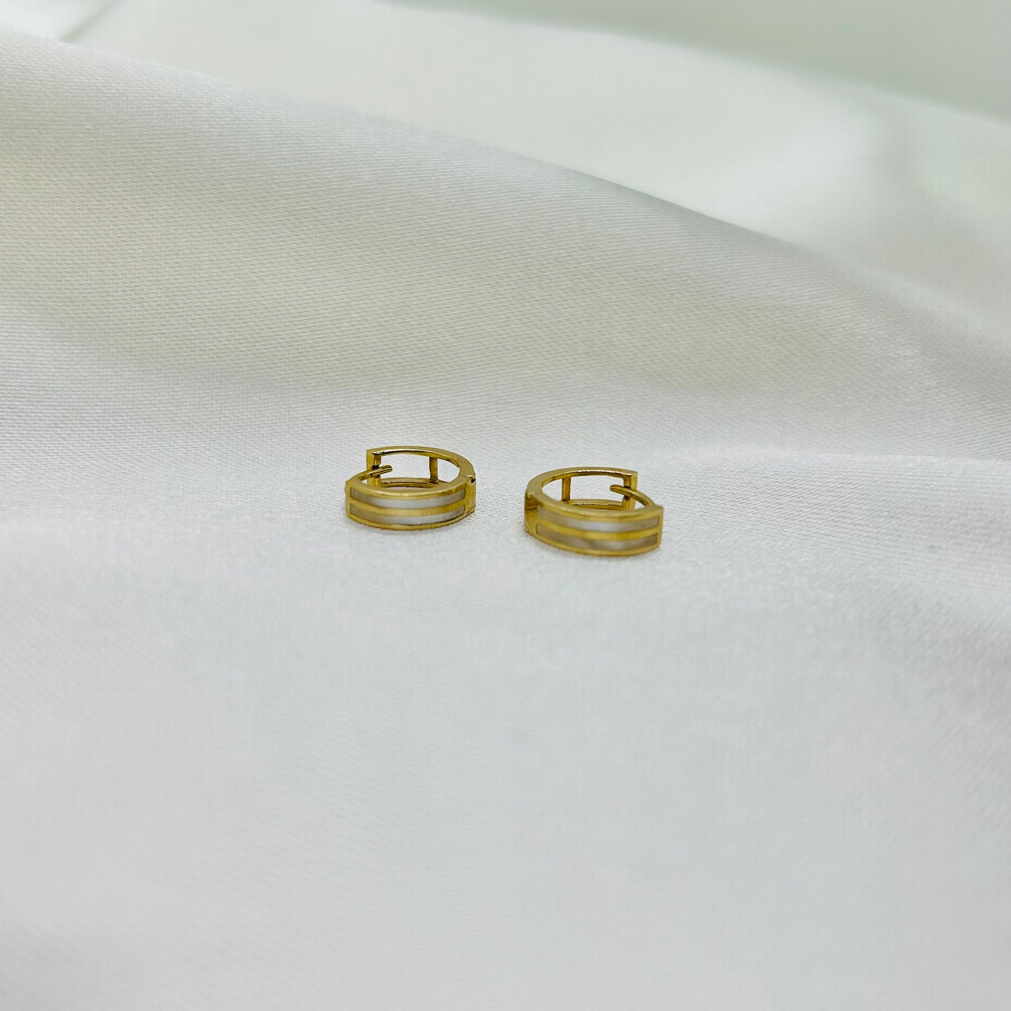 Huggies con Piedra de Concha Nacar en Oro 14K