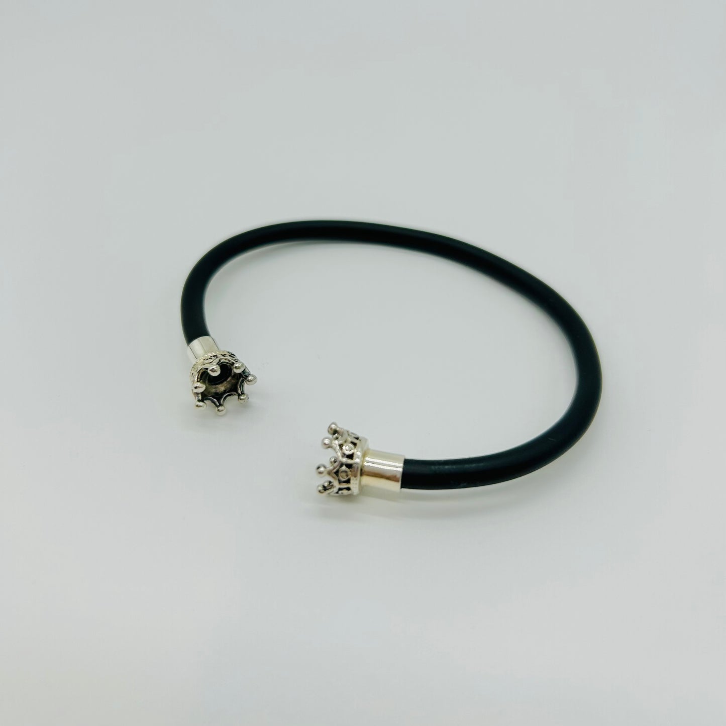 Pulsera Rígida con Coronas de Plata