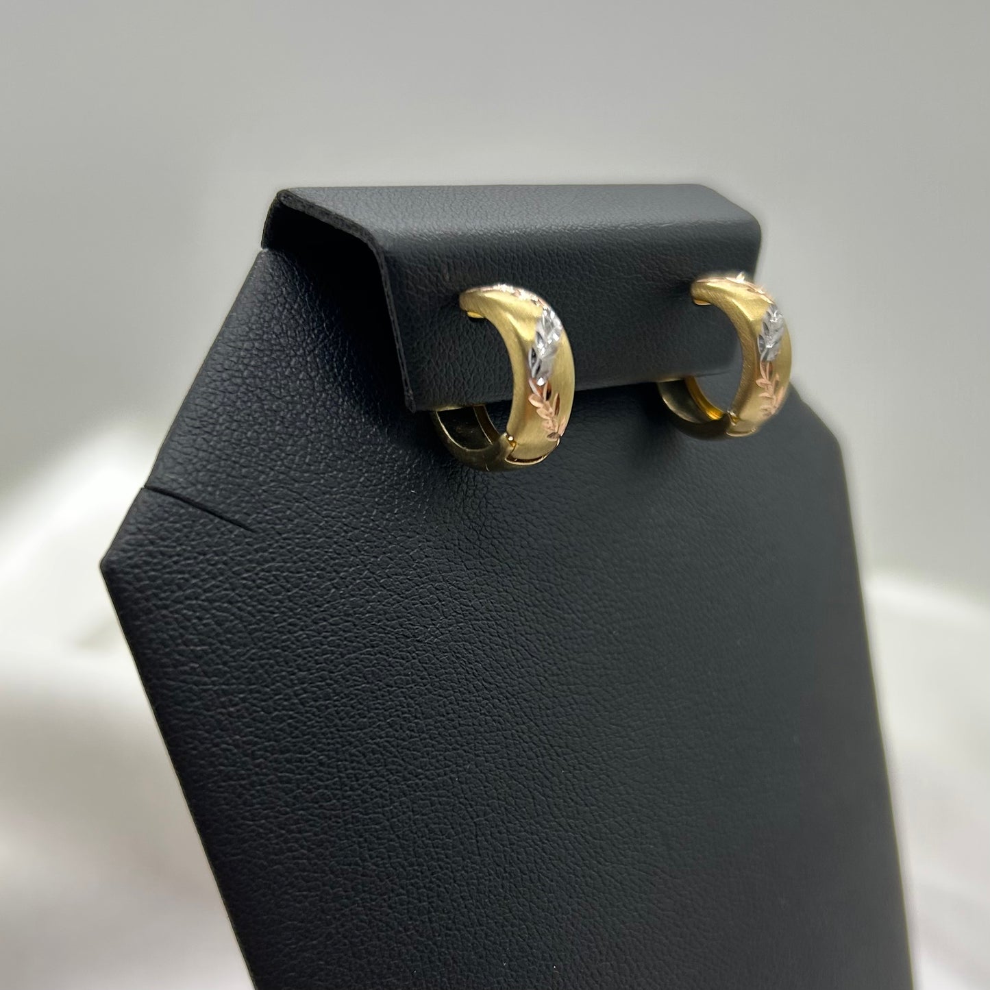 Huggies con Detalles de Hojas en Tres Oros 14K