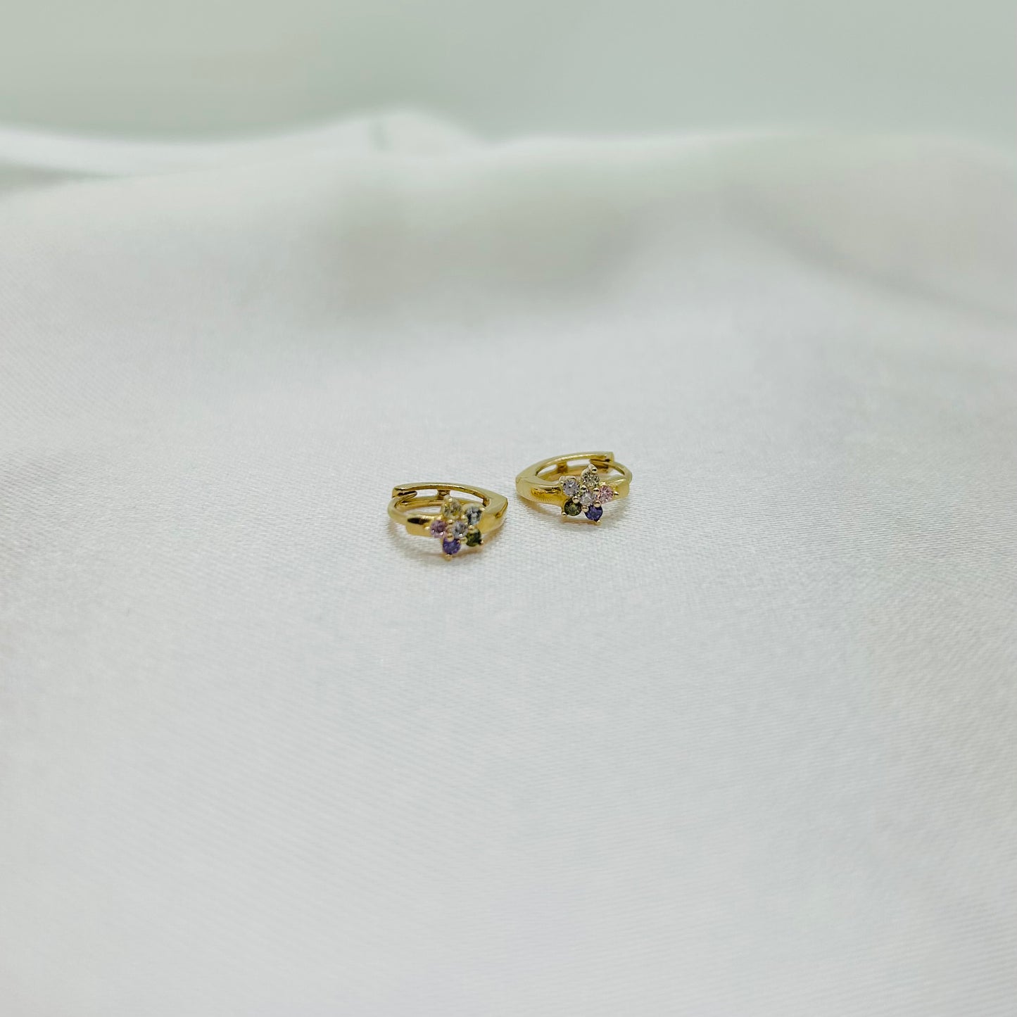 Huggies Flores de Zirconias en Oro 14K