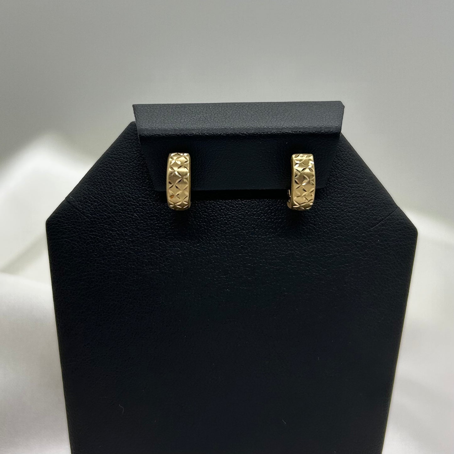 Huggies con Detalles Diamantados en Oro 14K