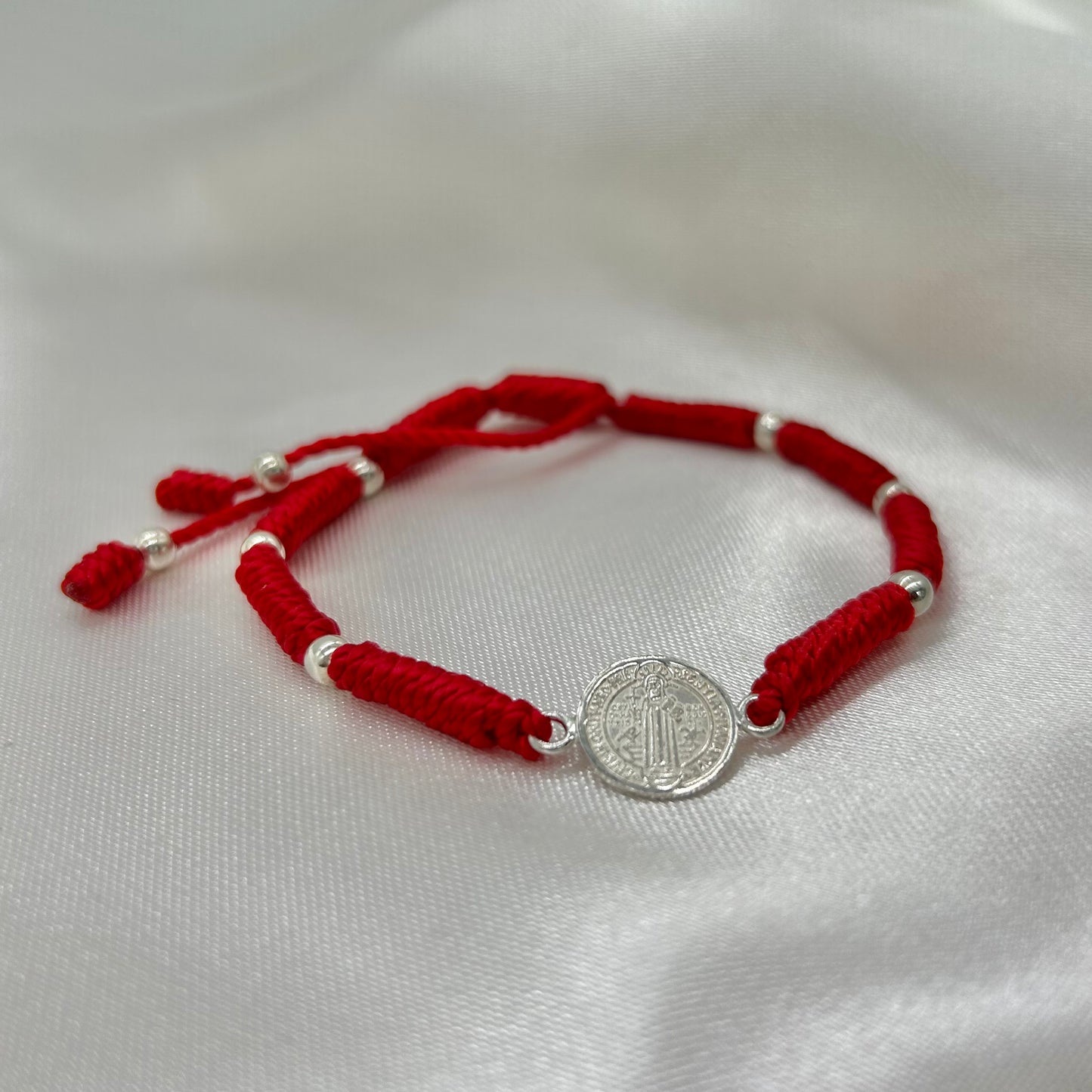 Pulsera Roja Tejida de Protección con Medalla de San Benito y Bolitas de Plata