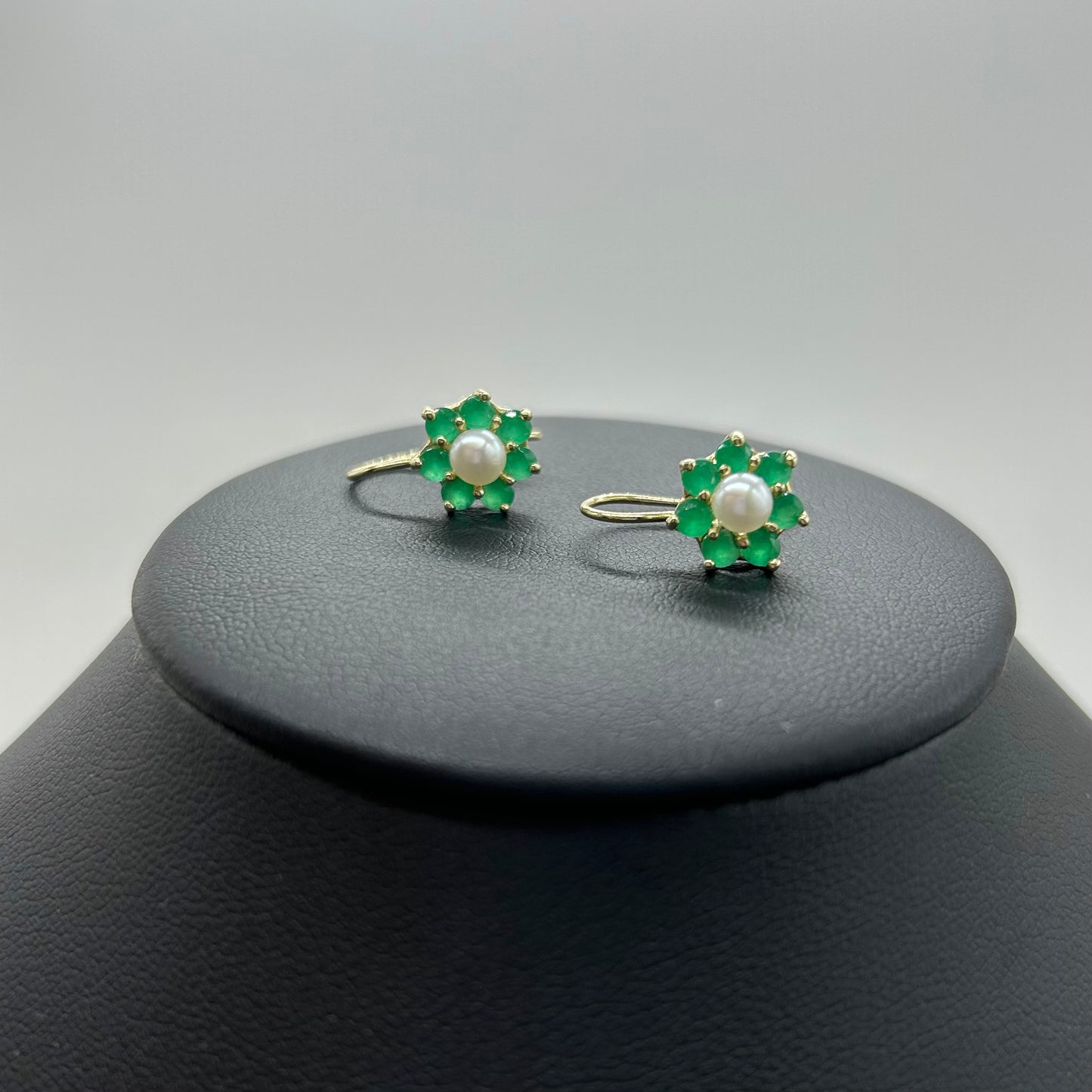 Aretes con Flores de Zirconias Verdes y Perla de Oro 10K