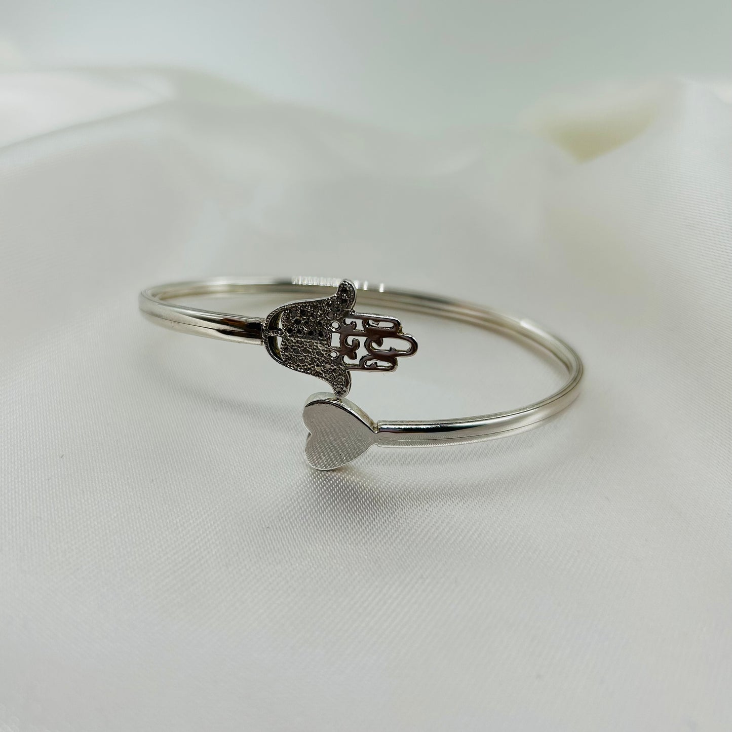 Pulsera Rígida Mano de Fátima de Plata .925 con Corazón