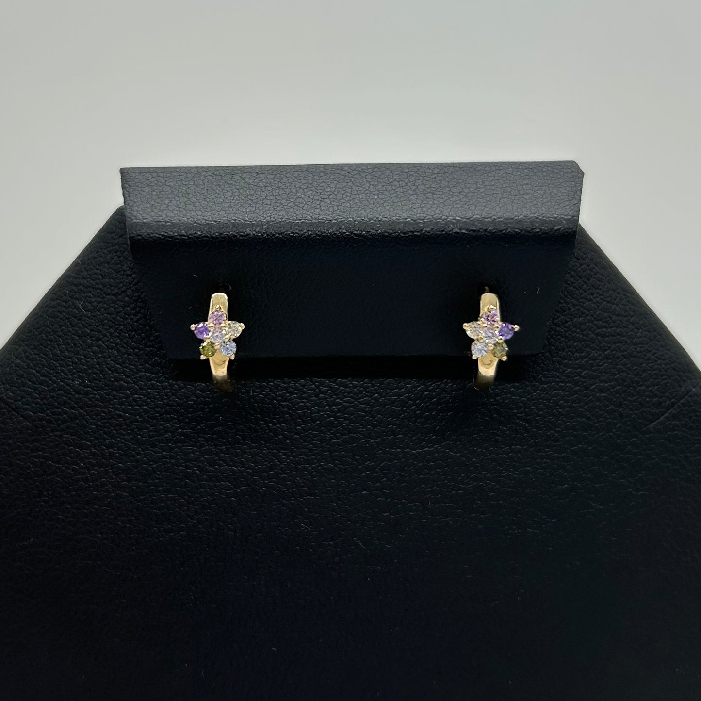 Huggies Flores de Zirconias en Oro 14K