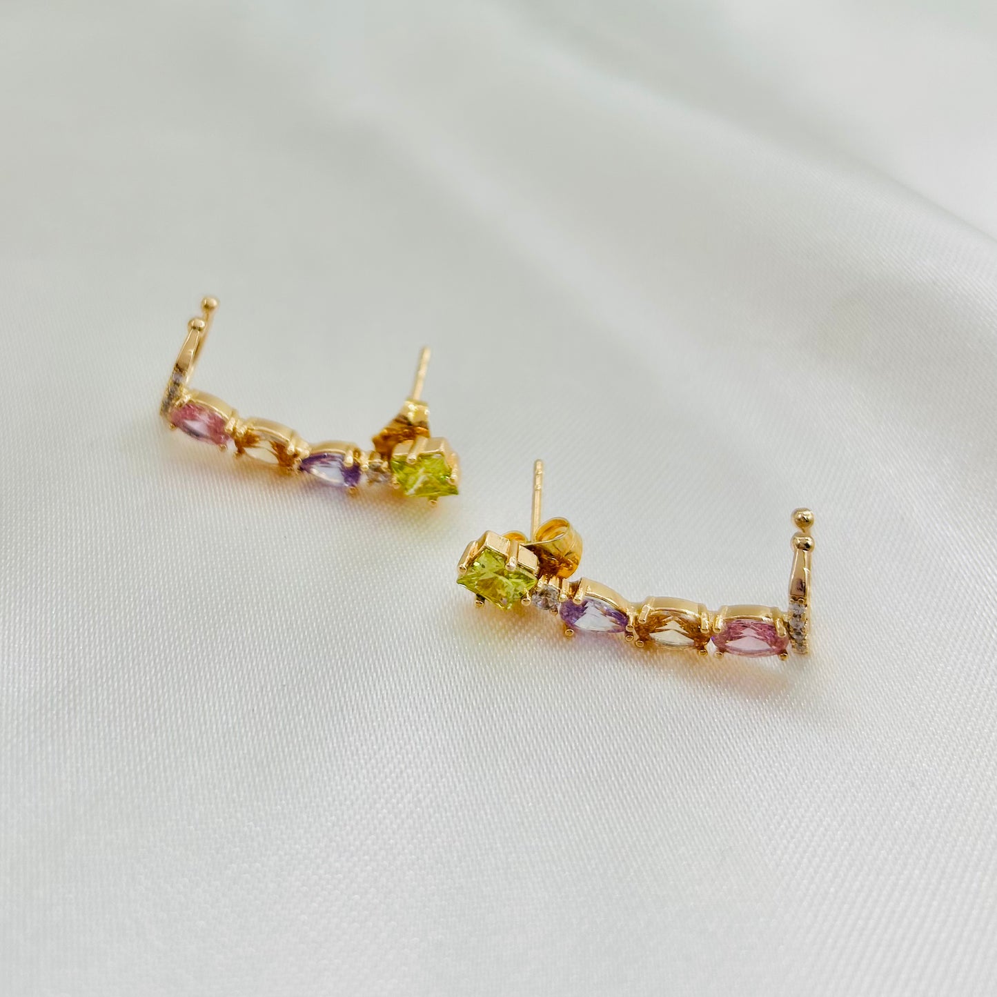 Arete de clip con zirconias en tonos pastel de oro laminado