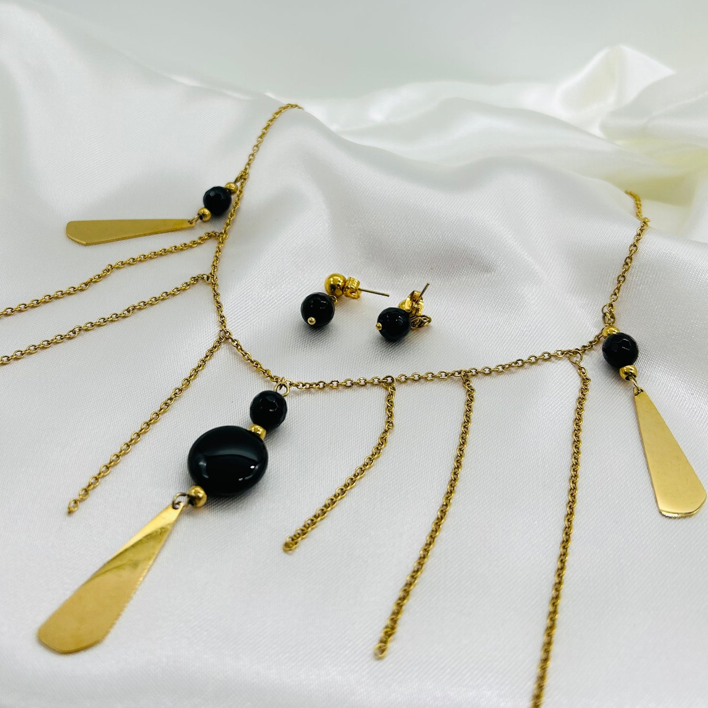 Conjunto Collar y Aretes de Piedras Negras Colgantes de Acero Inoxidable