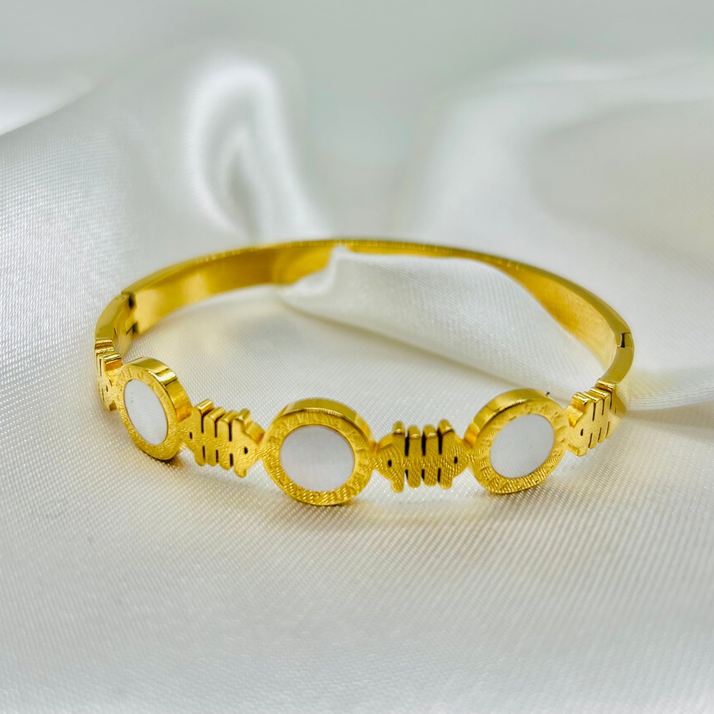 Pulsera Rígida Bvlgari de Acero Inoxidable y Concha Nácar