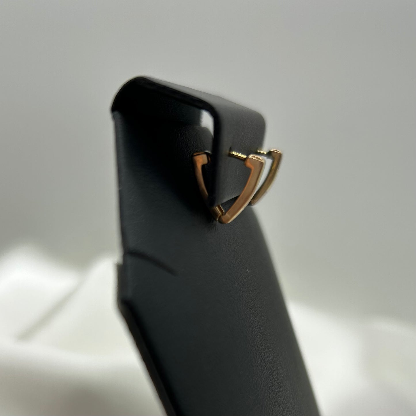 Huggies de Triángulo Diamantadas en Tres Oros de 14K