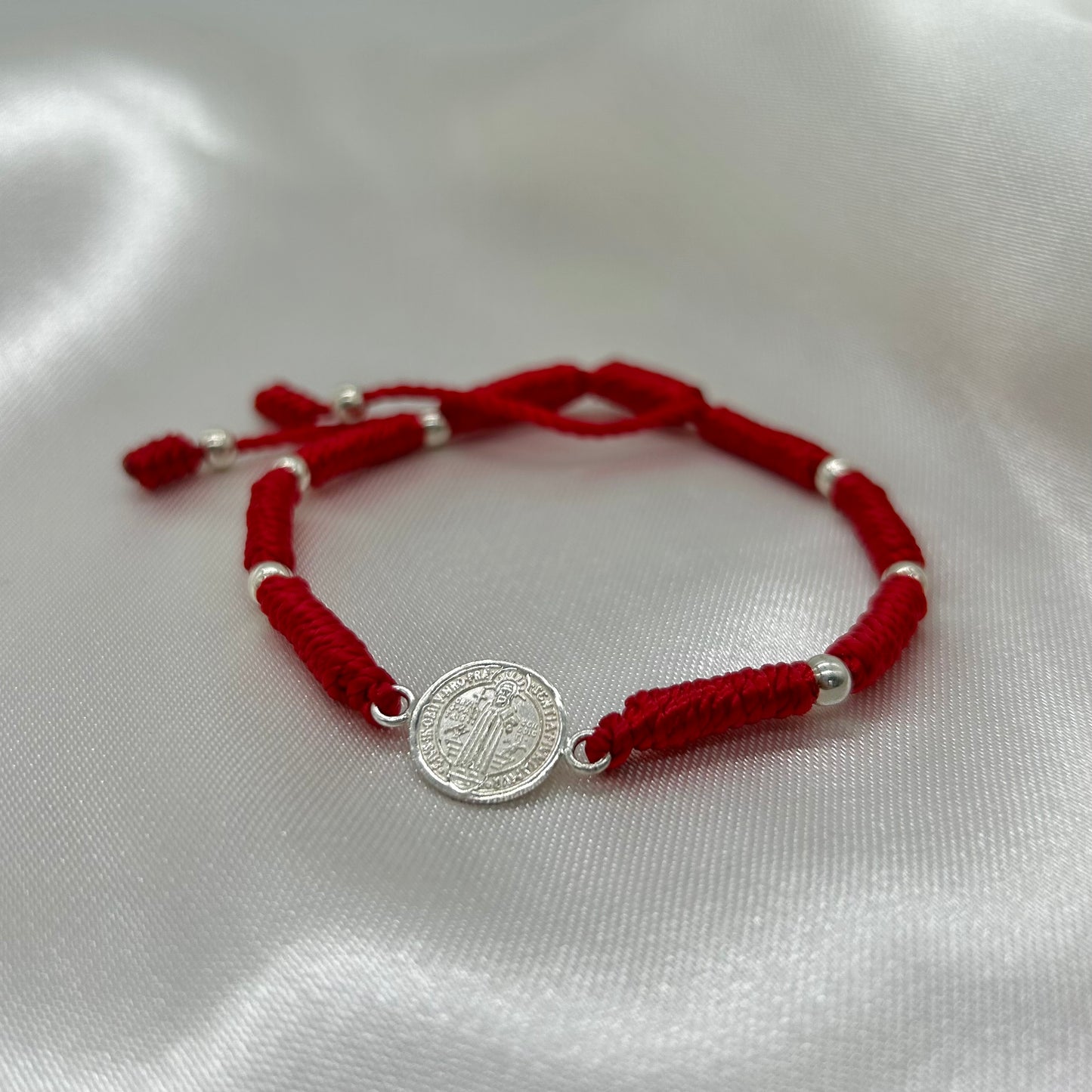 Pulsera Roja Tejida de Protección con Medalla de San Benito y Bolitas de Plata