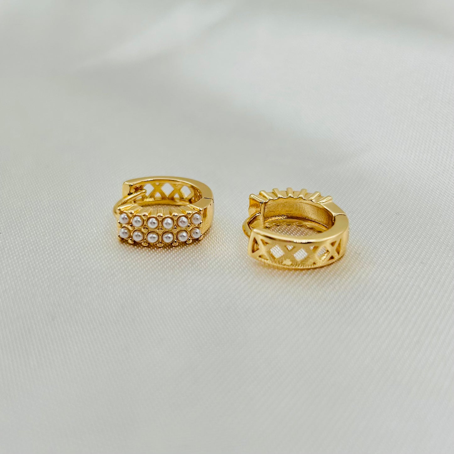 Huggies con Detalle de Perlas de Oro Laminado