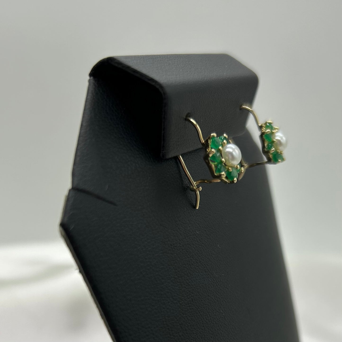 Aretes con Flores de Zirconias Verdes y Perla de Oro 10K
