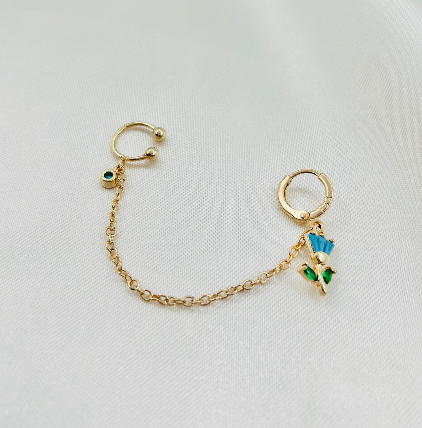 Arete de una sola oreja de clip con colgante de tulipán de oro laminado