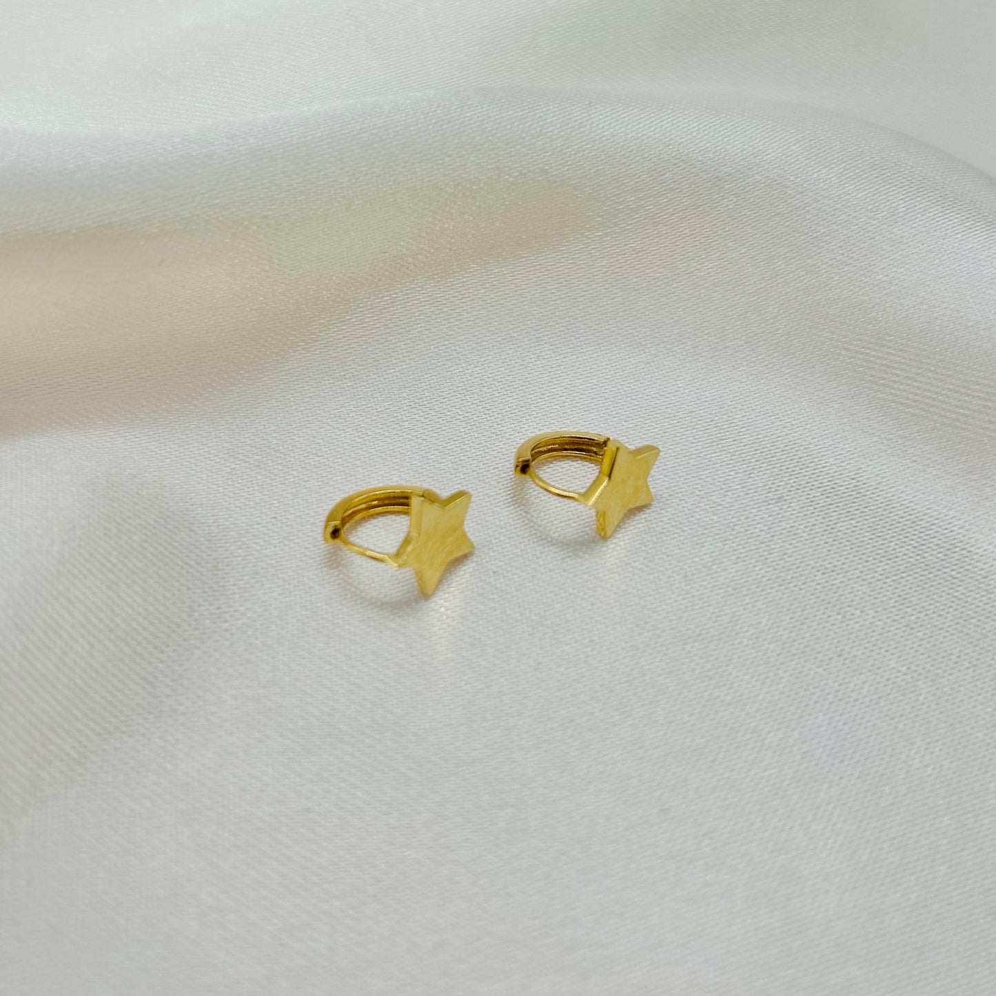 Huggies de Estrella en Oro de 14K